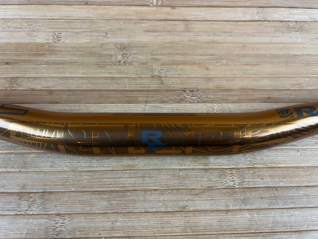 Race Face Atlas Lenker Kash Money / Gold 820mm 35mm 4 Race Face Atlas Lenker Kash Money / Gold 820mm 35mm – Bild 2