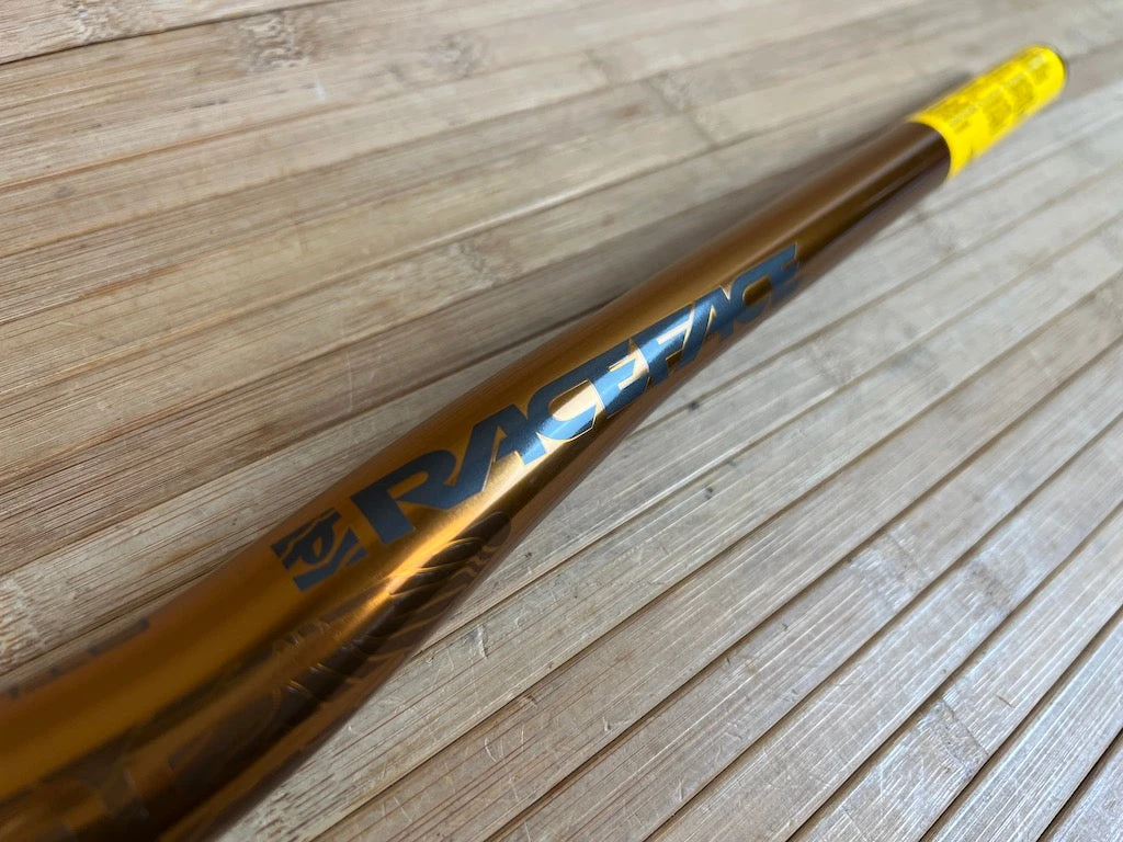 Race Face Atlas Lenker Kash Money / Gold 820mm 35mm 6 Race Face Atlas Lenker Kash Money / Gold 820mm 35mm – Bild 4