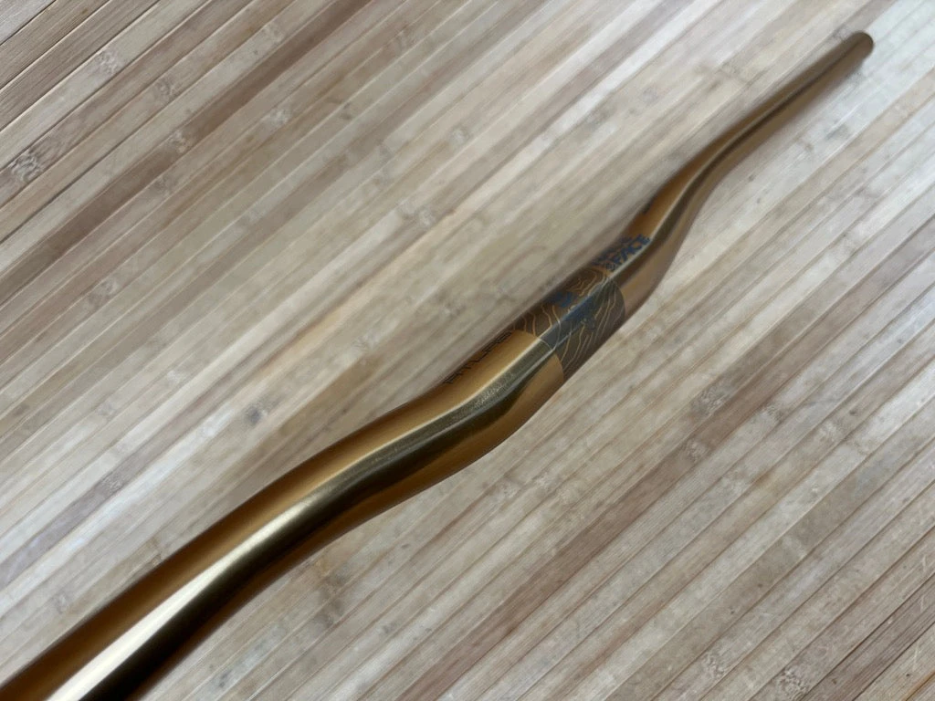 Race Face Atlas Lenker Kash Money / Gold 820mm 35mm 7 Race Face Atlas Lenker Kash Money / Gold 820mm 35mm – Bild 5