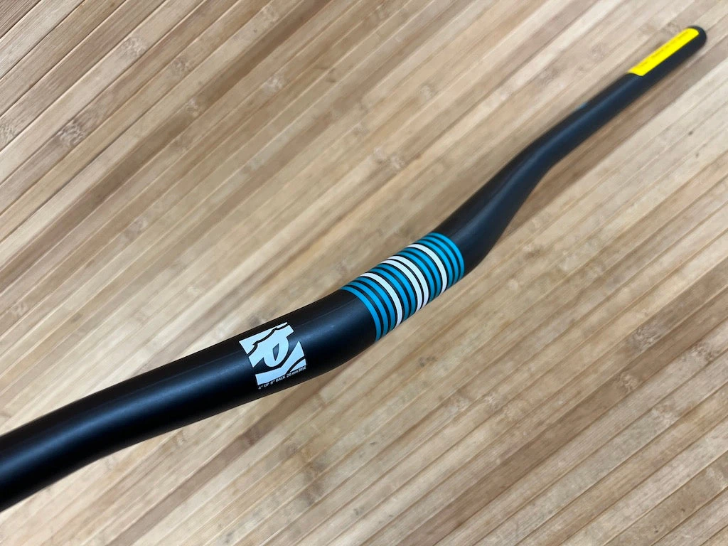 Race Face SixC Carbon Lenker Türkis 785mm / 31,8mm 7 Race Face SixC Carbon Lenker Türkis 785mm / 31,8mm – Bild 5