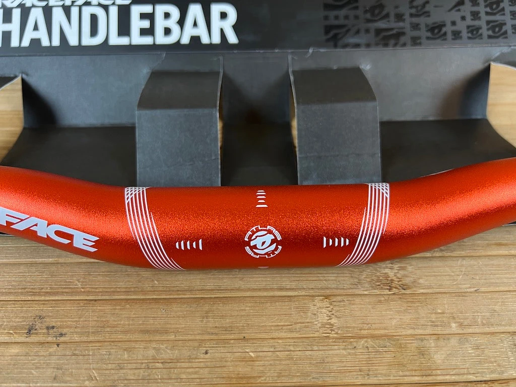 Race Face Atlas Lenker Orange 785mm / 31,8mm 4 Race Face Atlas Lenker Orange 785mm / 31,8mm – Bild 2