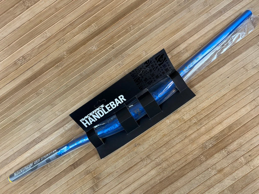 Race Face Atlas Lenker Blue 820mm 35mm 10 Race Face Atlas Lenker Blue 820mm 35mm – Bild 8