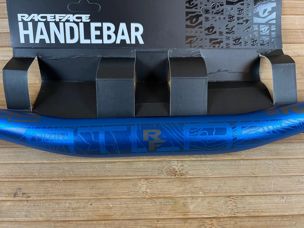 Race Face Atlas Lenker Blue 820mm 35mm 4 Race Face Atlas Lenker Blue 820mm 35mm – Bild 2