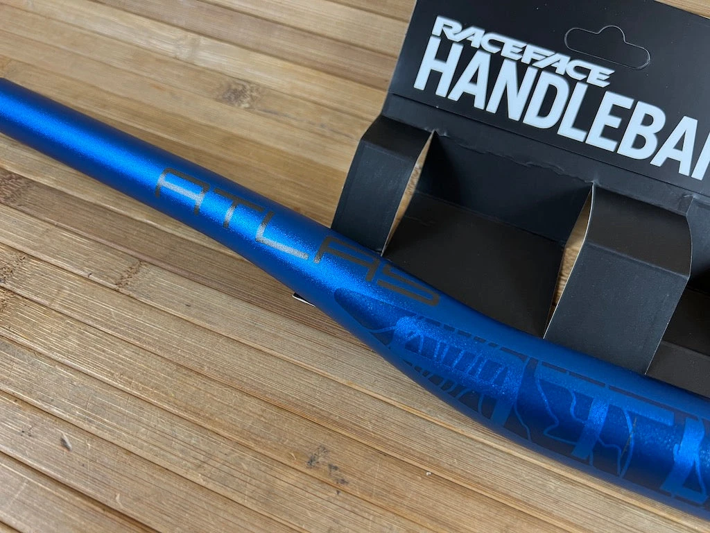 Race Face Atlas Lenker Blue 820mm 35mm 5 Race Face Atlas Lenker Blue 820mm 35mm – Bild 3