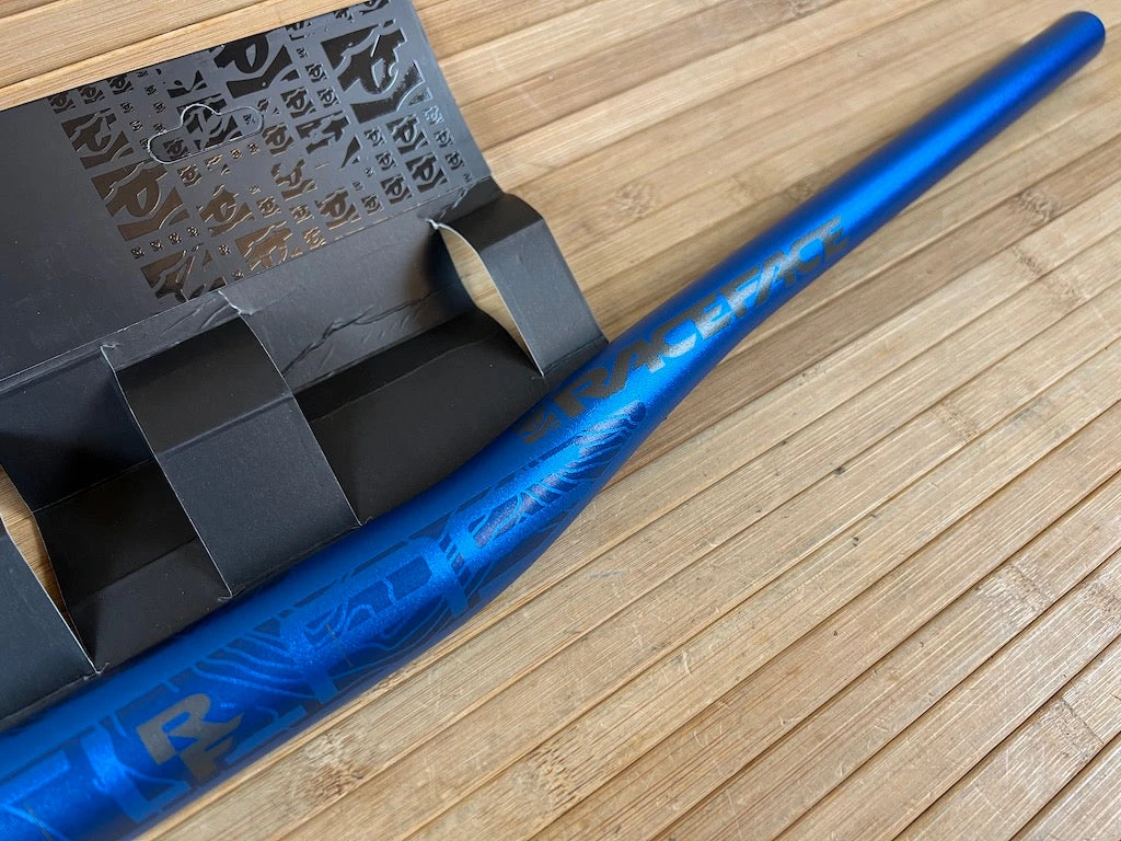 Race Face Atlas Lenker Blue 820mm 35mm 6 Race Face Atlas Lenker Blue 820mm 35mm – Bild 4