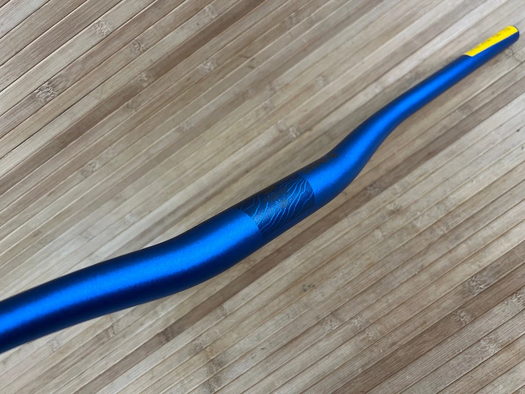 Race Face Atlas Lenker Blue 820mm 35mm 7 Race Face Atlas Lenker Blue 820mm 35mm – Bild 5