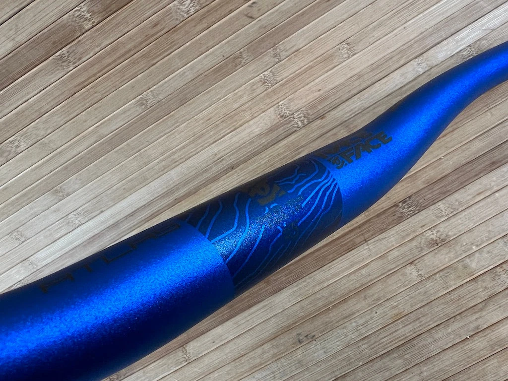 Race Face Atlas Lenker Blue 820mm 35mm 8 Race Face Atlas Lenker Blue 820mm 35mm – Bild 6