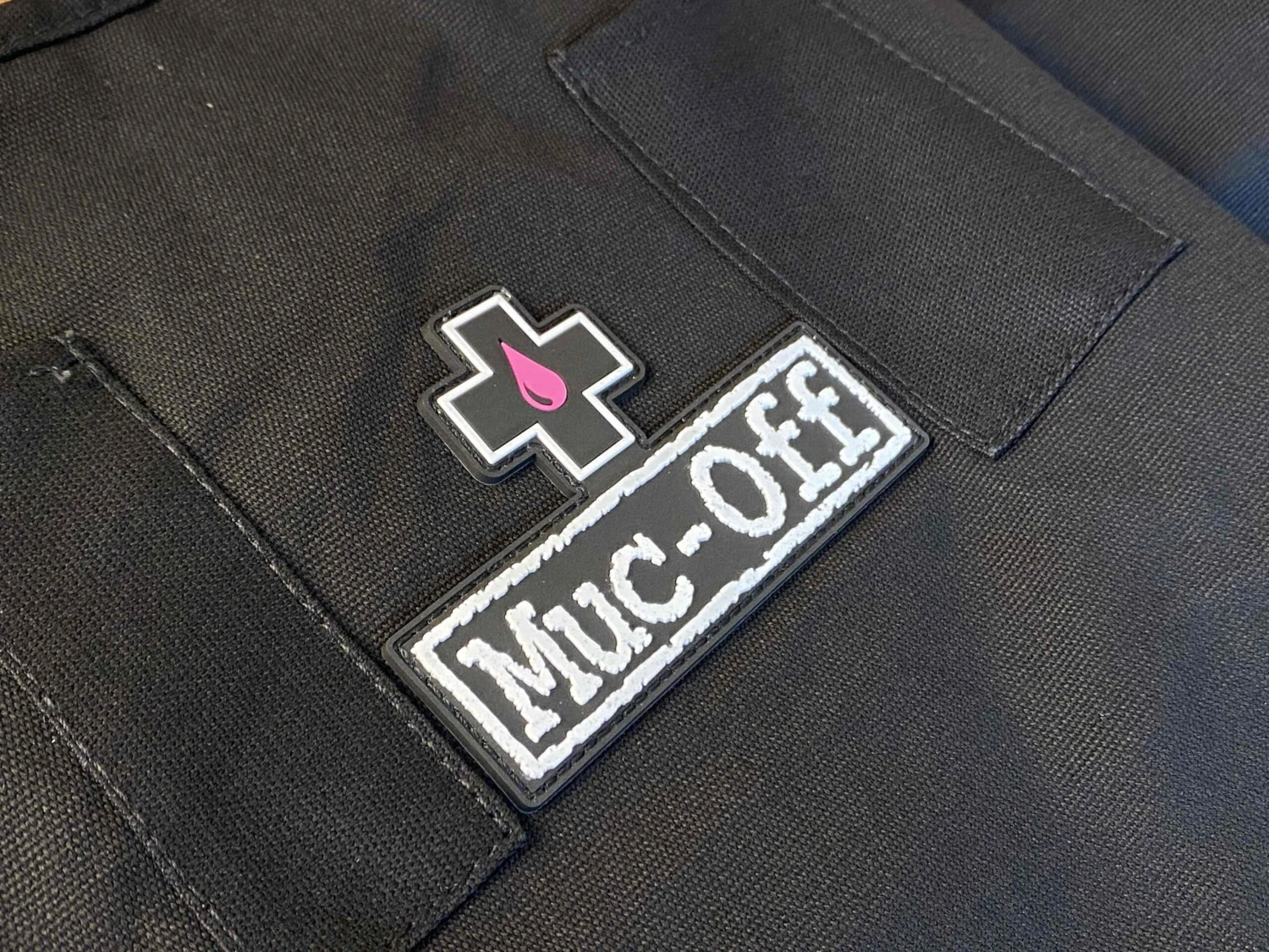 Muc-Off Muc Off Apron Arbeitsschürze / Werkstattschürze 4 Muc-Off Muc Off Apron Arbeitsschürze / Werkstattschürze – Bild 2