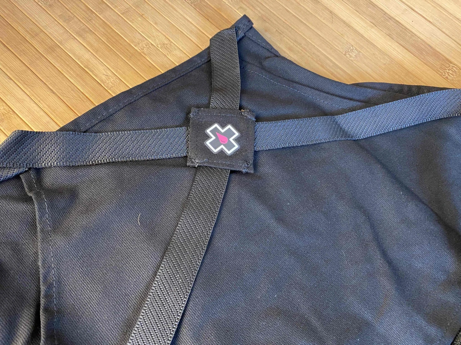 Muc-Off Muc Off Apron Arbeitsschürze / Werkstattschürze 7 Muc-Off Muc Off Apron Arbeitsschürze / Werkstattschürze – Bild 5