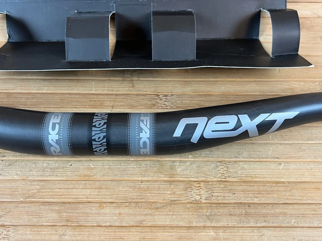 Race Face Next 31,8mm Carbon Lenker Grey 4 Race Face Next 31,8mm Carbon Lenker Grey – Bild 2