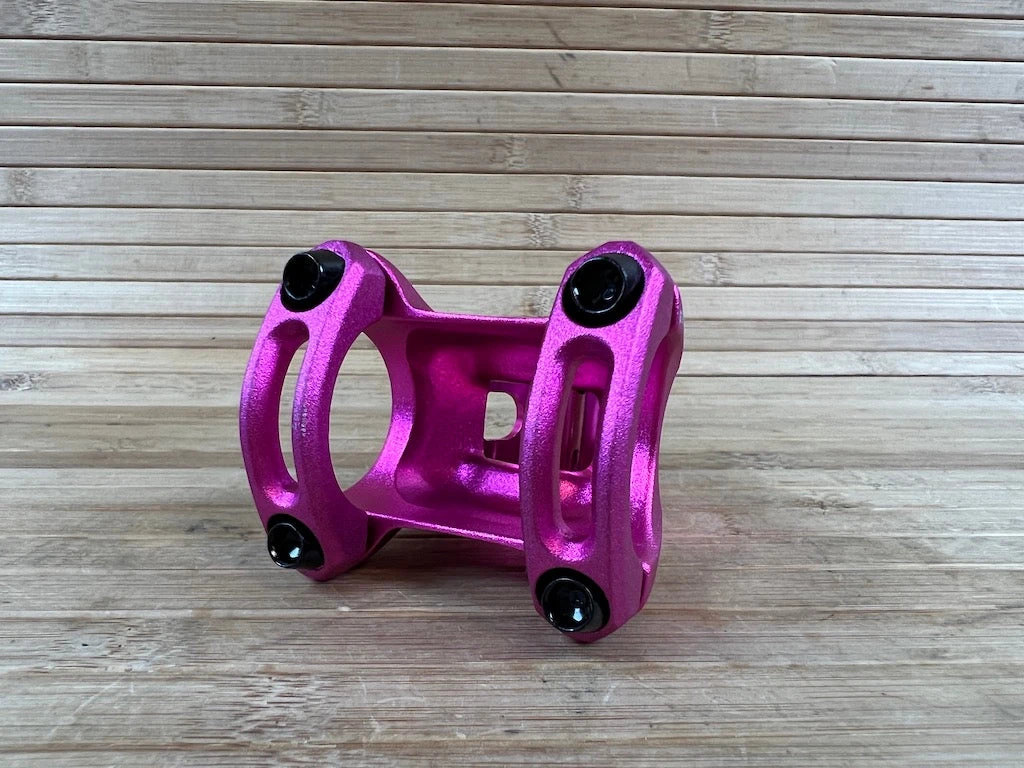 Spank Split Stem / Vorbau Pink 31,8mm / 38mm 6 Spank Split Stem / Vorbau Pink 31,8mm / 38mm – Bild 4