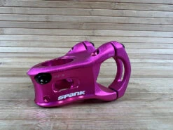 Spank Split Stem / Vorbau Pink 31,8mm / 38mm 16 Spank Split Stem / Vorbau Pink 31,8mm / 38mm -Reverse Verkäufe IMG 5951 bd6ddb9f 4bb0 4d6b 8643 be33a05f7654