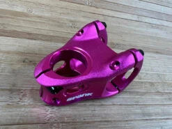 Spank Split Stem / Vorbau Pink 31,8mm / 38mm 17 Spank Split Stem / Vorbau Pink 31,8mm / 38mm -Reverse Verkäufe IMG 5952 089525f6 b5d5 482d bdf2 8eb6744ea6c9