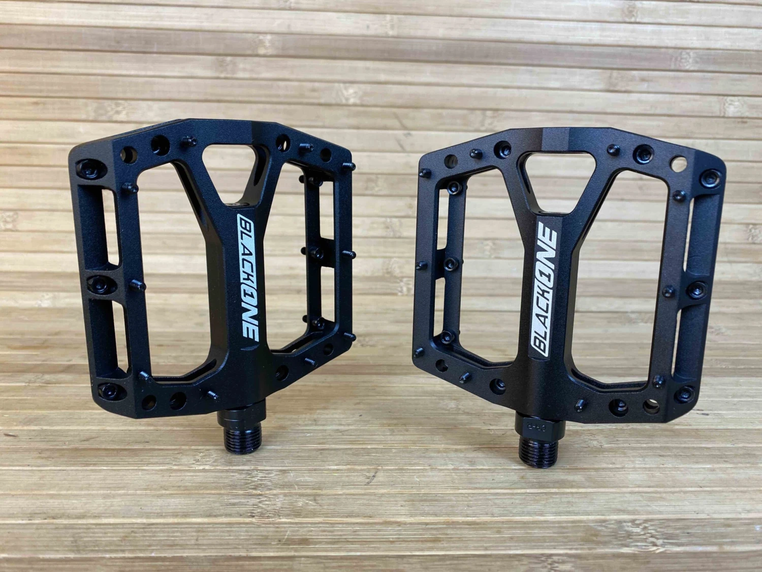 Reverse Components Black One Plattformpedale / Pedale Schwarz 4 Reverse Components Black One Plattformpedale / Pedale Schwarz – Bild 2