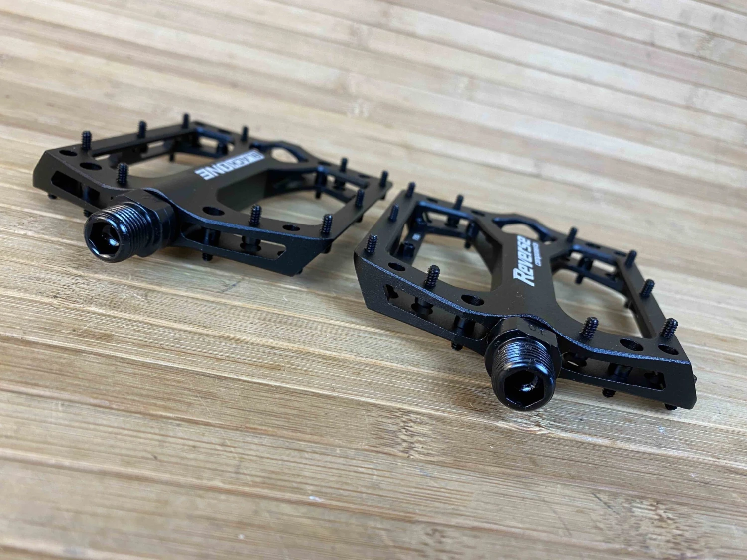 Reverse Components Black One Plattformpedale / Pedale Schwarz 7 Reverse Components Black One Plattformpedale / Pedale Schwarz – Bild 5