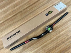 Spank Oozy 780 Vibrocore Lenker Black/red 25mm