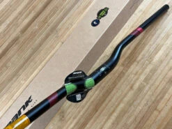 Spank Oozy 780 Vibrocore Lenker Black/red 25mm -Reverse Verkäufe IMG 6046