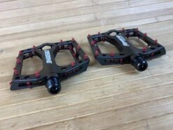 Reverse Components Black One Plattformpedale / Pedale Schwarz/rot -Reverse Verkäufe IMG 6099