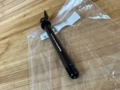 FOX Achse 2020 110x15mm Boost Schwarz Axle Schnellspanner -Reverse Verkäufe IMG 6099 33ebd6f5 8fa6 48aa beb6 2eef12dc79ab