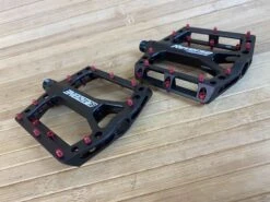 Reverse Components Black One Plattformpedale / Pedale Schwarz/rot -Reverse Verkäufe IMG 6100