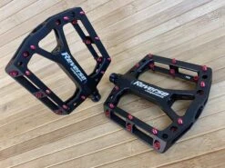 Reverse Components Black One Plattformpedale / Pedale Schwarz/rot -Reverse Verkäufe IMG 6101