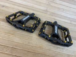 Reverse Components Black One Plattformpedale / Pedale Schwarz/gold -Reverse Verkäufe IMG 6104