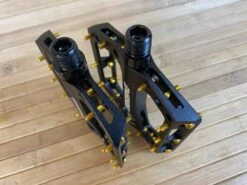 Reverse Components Black One Plattformpedale / Pedale Schwarz/gold -Reverse Verkäufe IMG 6105