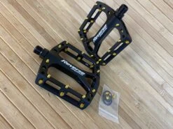 Reverse Components Black One Plattformpedale / Pedale Schwarz/gold -Reverse Verkäufe IMG 6106