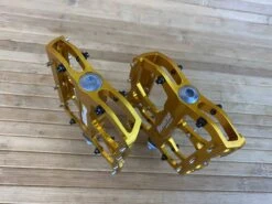 Reverse Components Escape Plattformpedale / Pedale Gold -Reverse Verkäufe IMG 6113