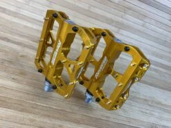 Reverse Components Escape Plattformpedale / Pedale Gold -Reverse Verkäufe IMG 6114