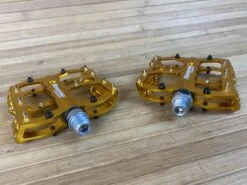 Reverse Components Escape Plattformpedale / Pedale Gold -Reverse Verkäufe IMG 6115