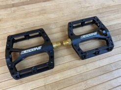 Reverse Components Black One Titanium Plattformpedale / Pedale Schwarz -Reverse Verkäufe IMG 6135