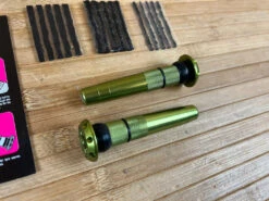 Muc-Off Stealth Tubeless Puncture Plug Set Green 10 Muc-Off Stealth Tubeless Puncture Plug Set Green -Reverse Verkäufe IMG 6140 7831ea01 dd68 4823 8732 e628996e8479