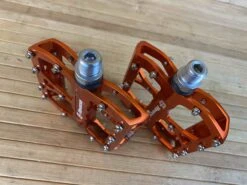 Reverse Components E-Escape Plattformpedale / Pedale Orange 12 Reverse Components E-Escape Plattformpedale / Pedale Orange -Reverse Verkäufe IMG 6145