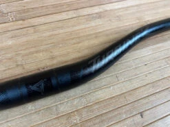 Race Face Turbine R Lenker Black 800mm / 35mm / 35mm Rise 16 Race Face Turbine R Lenker Black 800mm / 35mm / 35mm Rise -Reverse Verkäufe IMG 6191 c78b8c11 e6d7 47fc 980a 91dafd3dfe0c