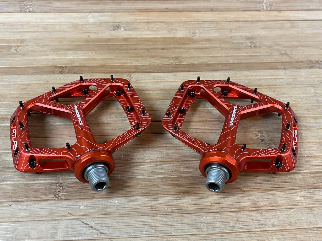 Race Face Atlas 2022 Orange Plattformpedale / Pedale 5 Race Face Atlas 2022 Orange Plattformpedale / Pedale – Bild 3