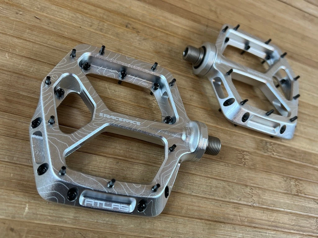 Race Face Atlas 2022 Silver Plattformpedale / Pedale 4 Race Face Atlas 2022 Silver Plattformpedale / Pedale – Bild 2