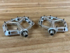 Race Face Atlas 2022 Silver Plattformpedale / Pedale 10 Race Face Atlas 2022 Silver Plattformpedale / Pedale -Reverse Verkäufe IMG 6862 1f6dad31 9cb9 4eff a4b8 823c085e7569