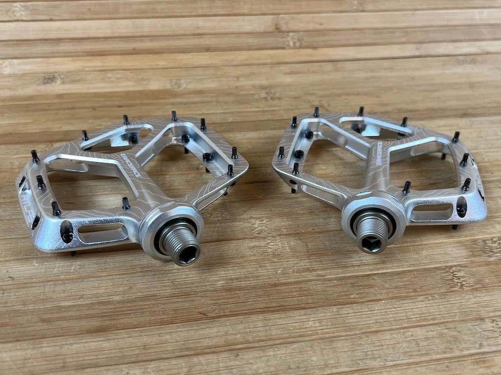 Race Face Atlas 2022 Silver Plattformpedale / Pedale 5 Race Face Atlas 2022 Silver Plattformpedale / Pedale – Bild 3