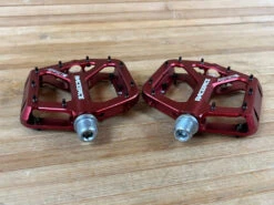 Race Face Aeffect MID Red Plattformpedale / Pedale -Reverse Verkäufe IMG 6867 230ef3f8 6d3e 4bcc aef7 039627160314