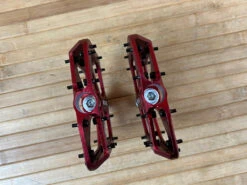 Race Face Aeffect MID Red Plattformpedale / Pedale -Reverse Verkäufe IMG 6868 2637612c a65b 4d7a ab72 75e50e7ec7bb