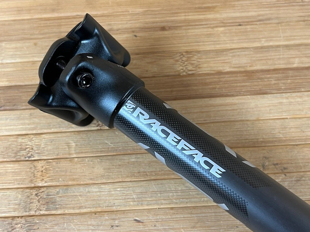 Race Face Next Sattelstütze 27,2mm / 400mm Black Carbon 7 Race Face Next Sattelstütze 27,2mm / 400mm Black Carbon – Bild 5