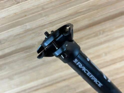 Race Face Next Sattelstütze 27,2mm / 400mm Black Carbon 17 Race Face Next Sattelstütze 27,2mm / 400mm Black Carbon -Reverse Verkäufe IMG 6897 2086dfc1 92ad 476a 987f 20c9428a3ab0