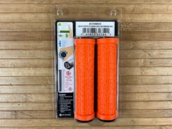 Race Face Grippler Lock On Griffe Orange 33mm -Reverse Verkäufe IMG 6911 327c4103 5e62 4666 b71b 295669970f40