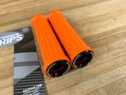 Race Face Grippler Lock On Griffe Orange 33mm -Reverse Verkäufe IMG 6913 ac54f23a a2bc 45d3 8508 b176438a647f