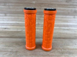 Race Face Grippler Lock On Griffe Orange 33mm -Reverse Verkäufe IMG 6915 69224a6e 5af6 44d9 b568 547b4fea223f