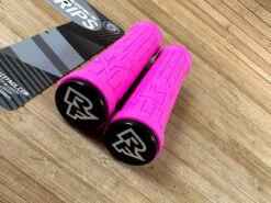 Race Face Grippler Lock On Griffe Pink 33mm -Reverse Verkäufe IMG 6930 4ae383fe 7b23 453d 8008 a4b7ad47abe4