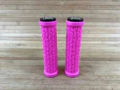 Race Face Grippler Lock On Griffe Pink 33mm -Reverse Verkäufe IMG 6931 4d3f58c2 cebb 499b 8a90 e46c09e0f7de