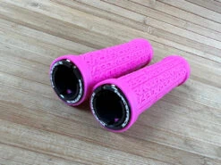 Race Face Grippler Lock On Griffe Pink 33mm -Reverse Verkäufe IMG 6932 7a0b7f30 20d1 467c b3b4 b4df8c68e48d