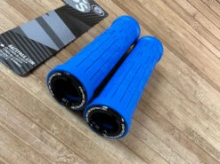 Race Face Grippler Lock On Griffe Blau 33mm -Reverse Verkäufe IMG 6936 66527952 b47e 480b a4d4 a9448b283a79